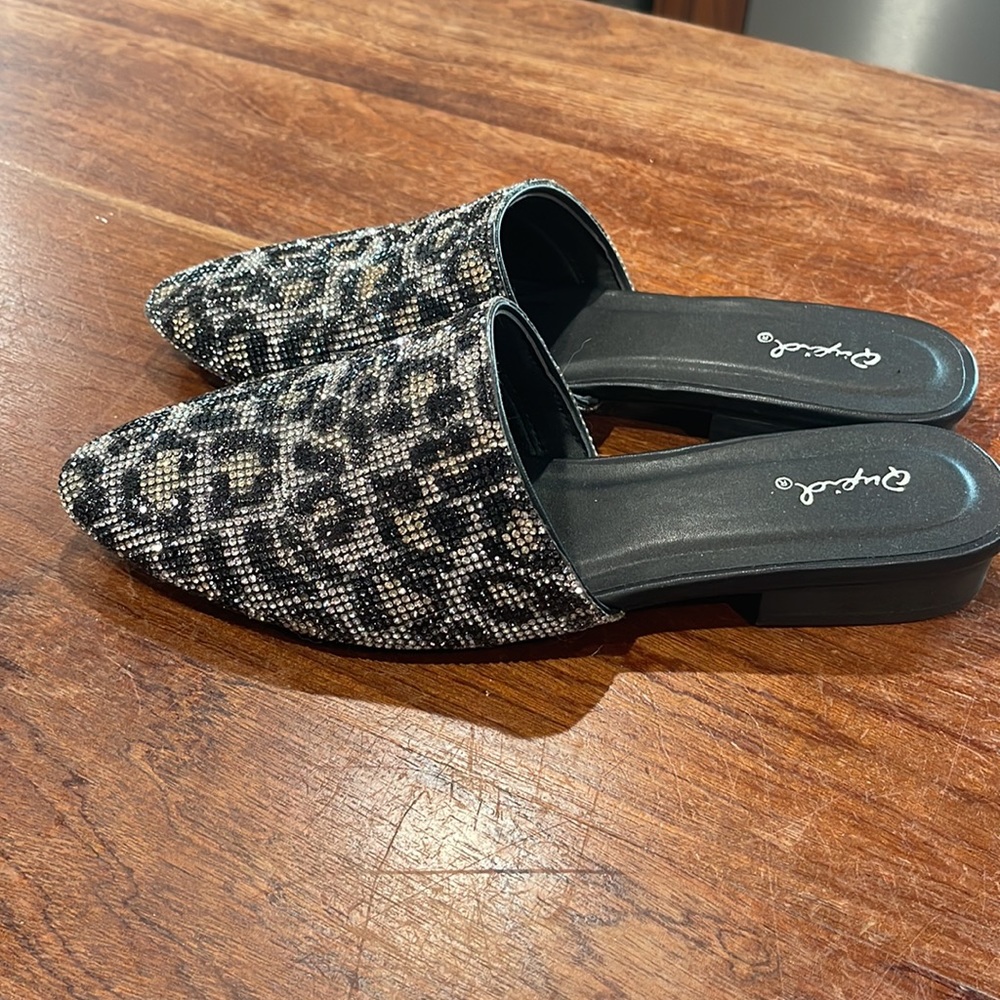 Qupid Leopard Print Mules Sz. 8 - Picture 3 of 4